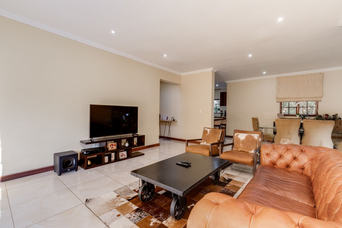 Spacious 3 bedroom townhouse with staff and pool - Photo 2