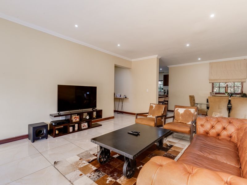 Spacious 3 bedroom townhouse with staff and pool - Photo 2