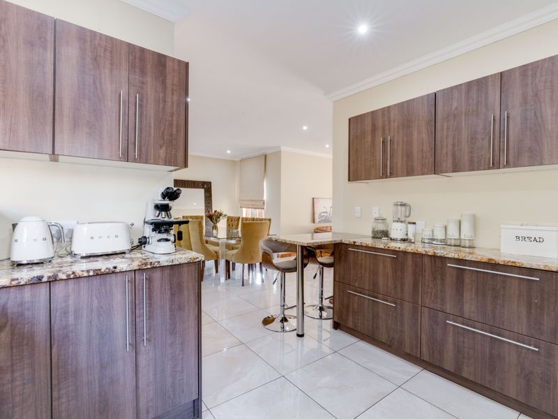 Spacious 3 bedroom townhouse with staff and pool - Photo 10
