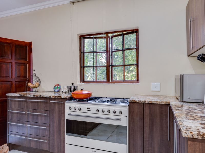 Spacious 3 bedroom townhouse with staff and pool - Photo 9