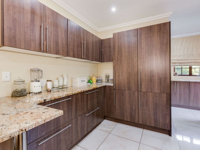 Spacious 3 bedroom townhouse with staff and pool - Photo 8