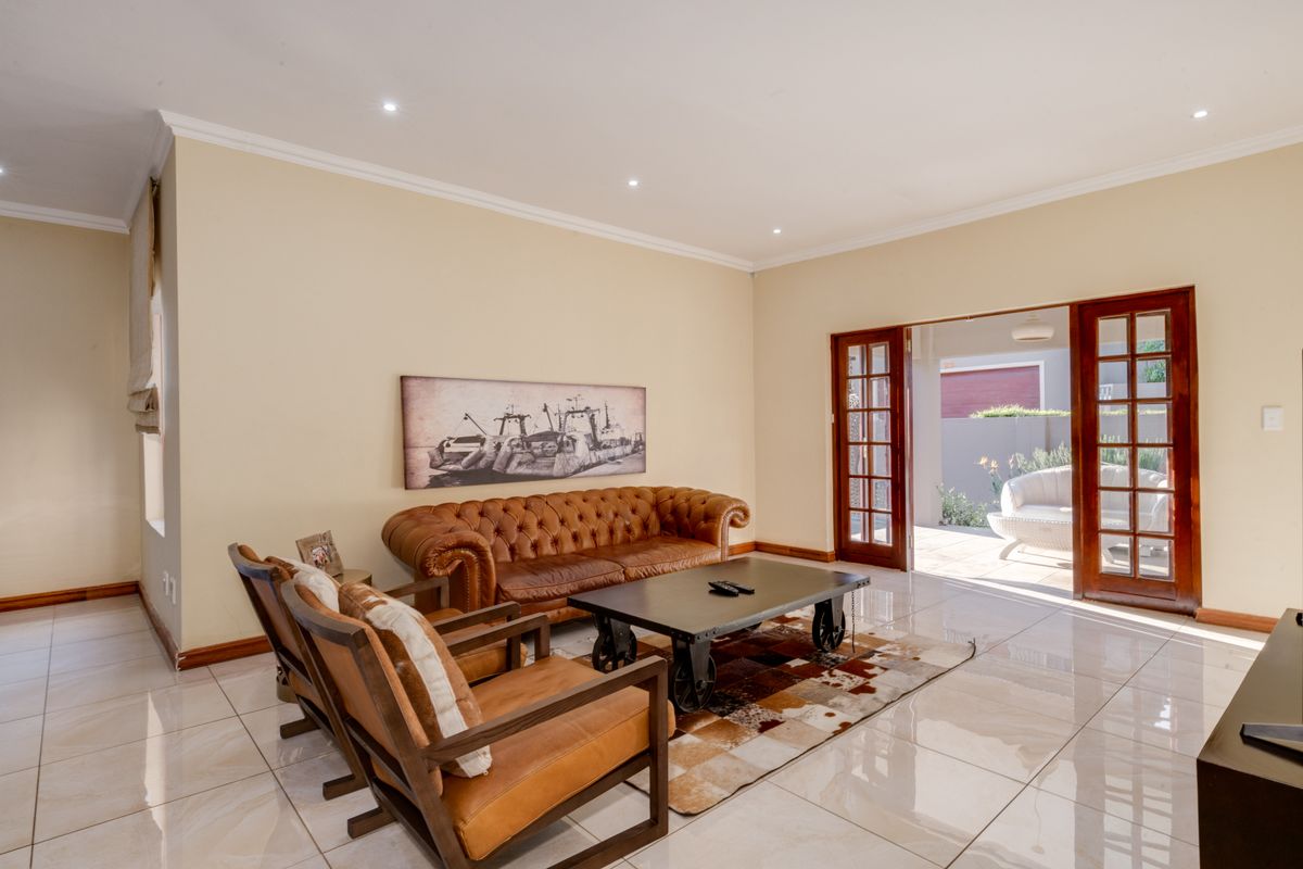 Spacious 3 bedroom townhouse with staff and pool - Photo 4