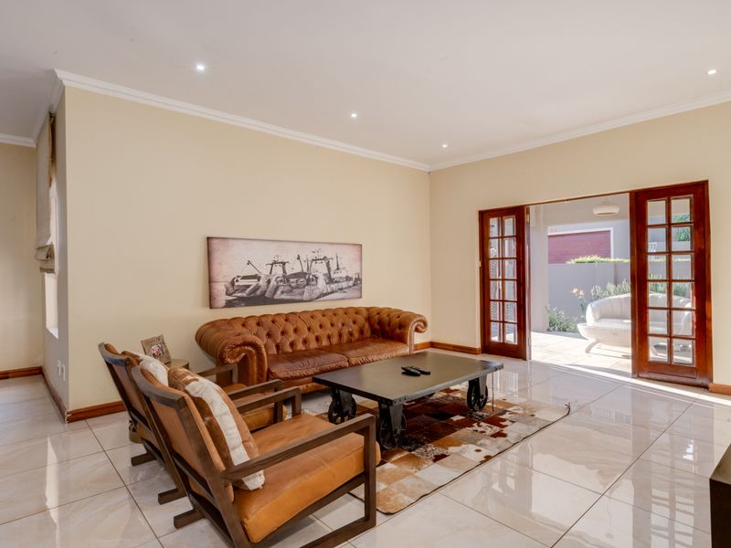 Spacious 3 bedroom townhouse with staff and pool - Photo 4