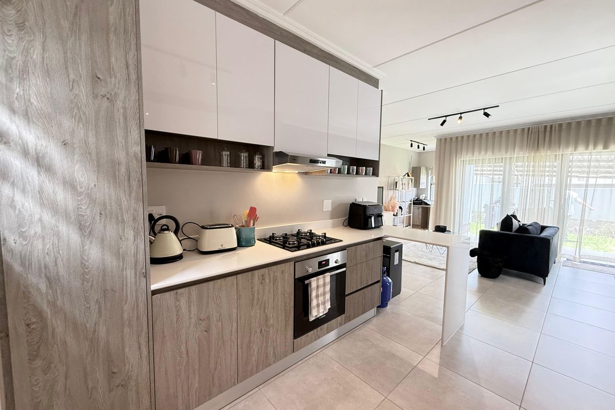 2 bedroom 2.5 bathroom stand alone Townhouse - Photo 5