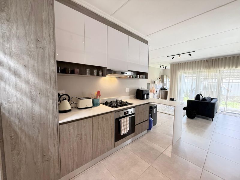 2 bedroom 2.5 bathroom stand alone Townhouse - Photo 5