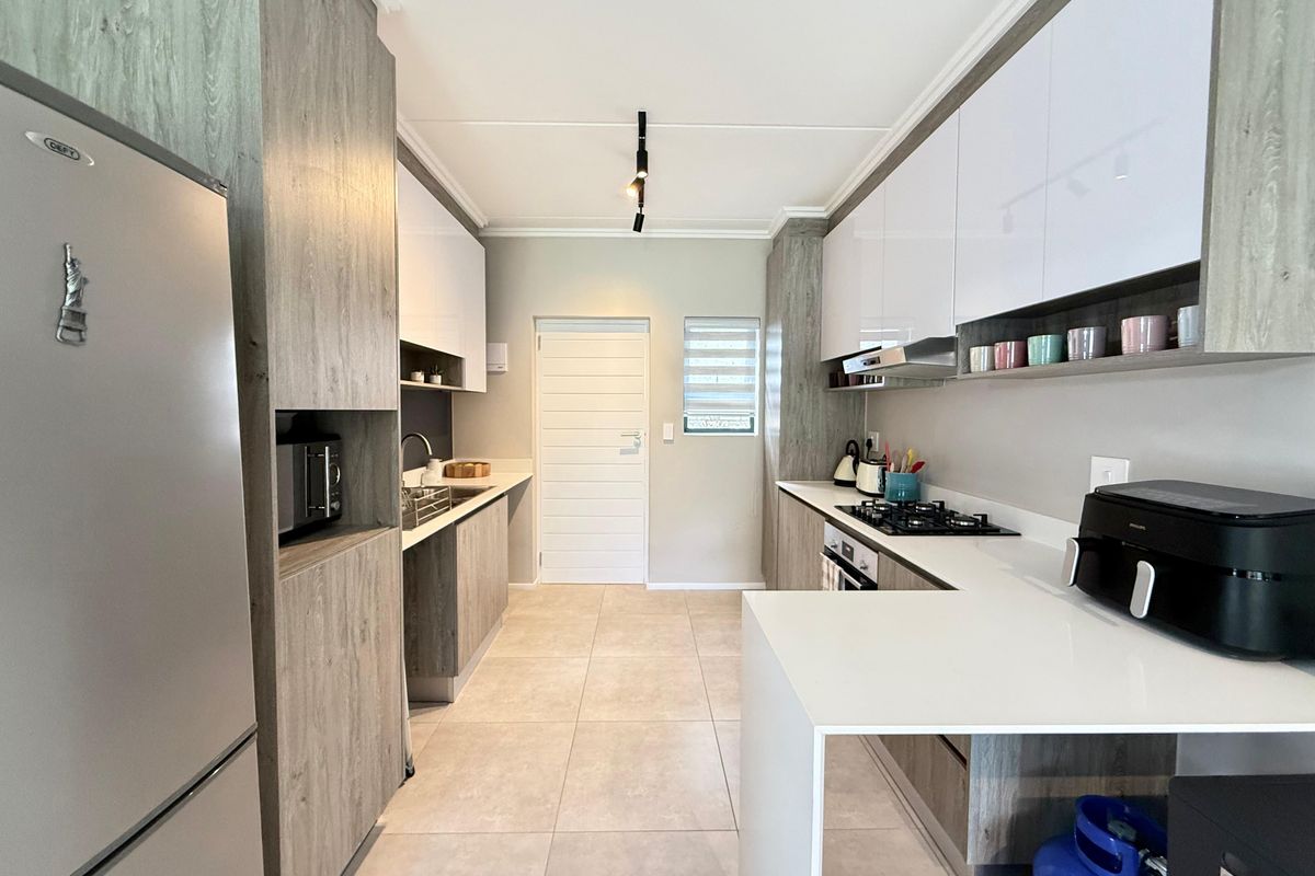 2 bedroom 2.5 bathroom stand alone Townhouse - Photo 4