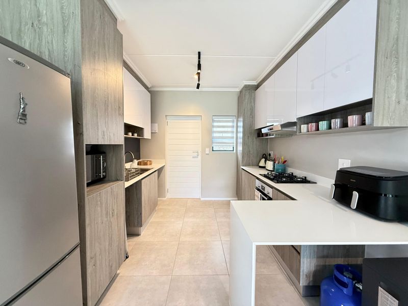 2 bedroom 2.5 bathroom stand alone Townhouse - Photo 4