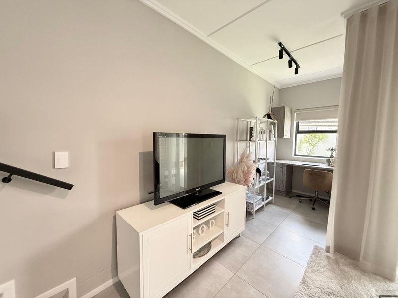 2 bedroom 2.5 bathroom stand alone Townhouse - Photo 9