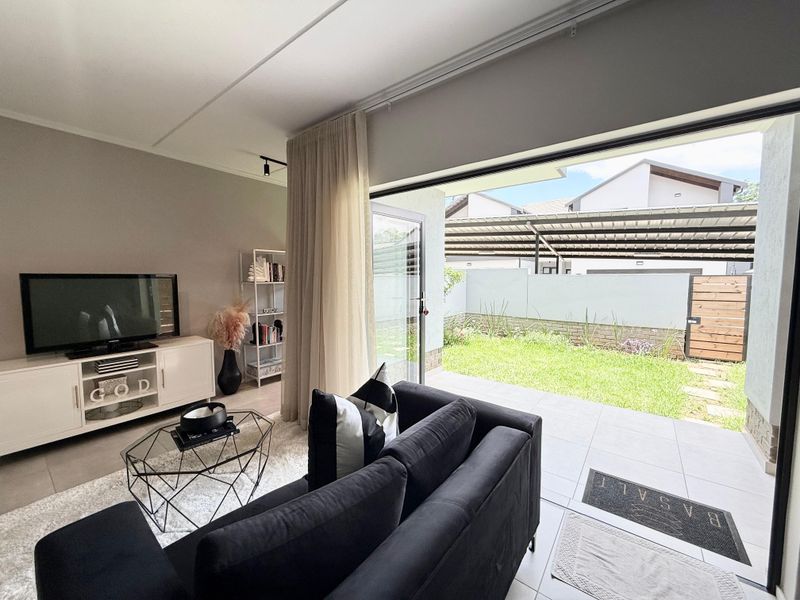 2 bedroom 2.5 bathroom stand alone Townhouse - Photo 8