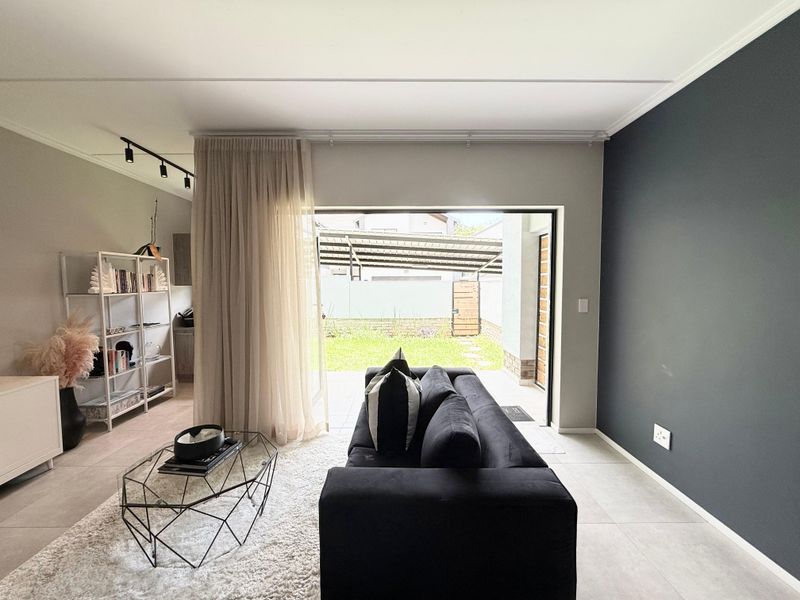 2 bedroom 2.5 bathroom stand alone Townhouse - Photo 7