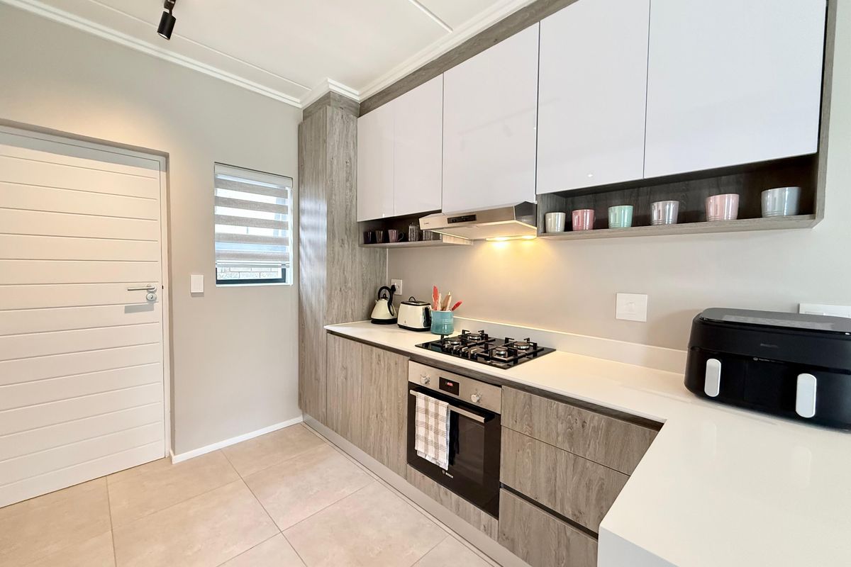 2 bedroom 2.5 bathroom stand alone Townhouse - Photo 2