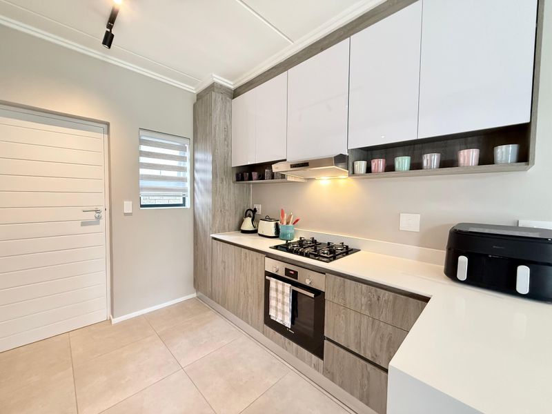 2 bedroom 2.5 bathroom stand alone Townhouse - Photo 2