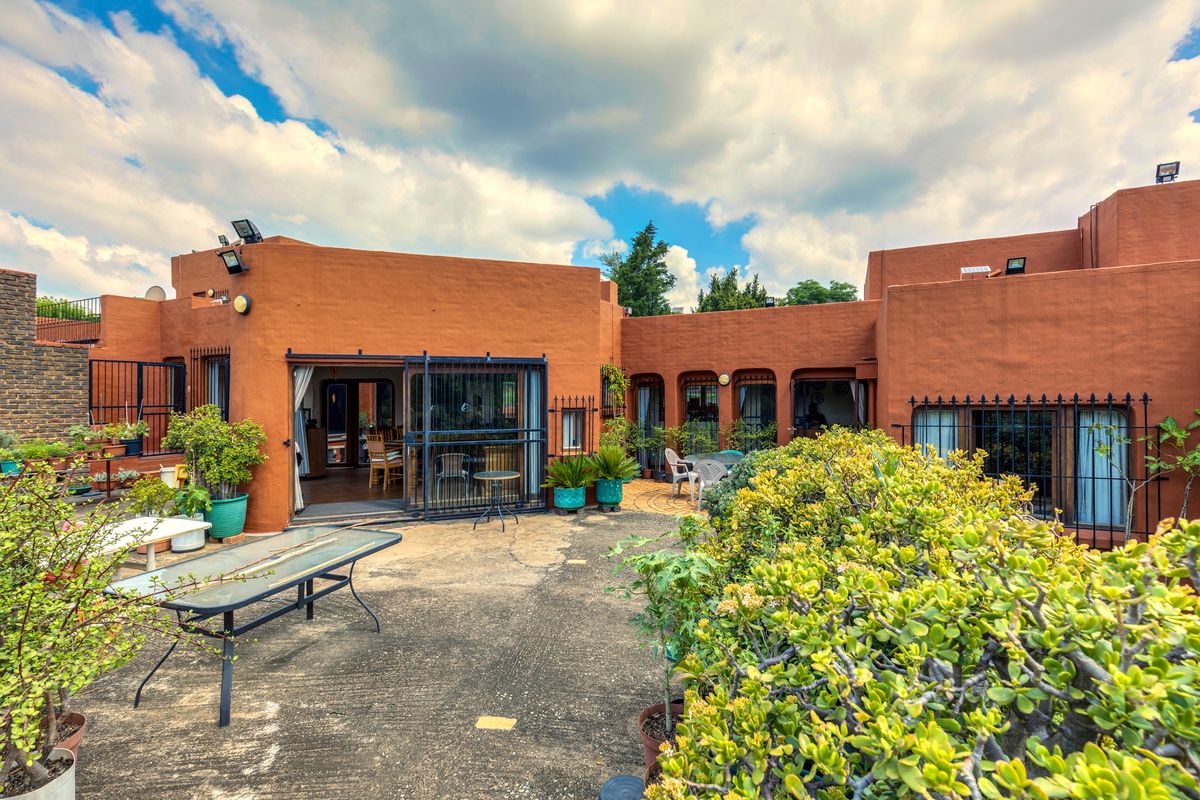 Mediterranean-Inspired Riverfront Estate in Chartwell - Photo 5