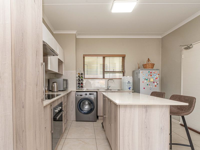 Full-Lifestyle Estate Living: 2-bed with Communal Gym, Pool & Clubhouse - Photo 3