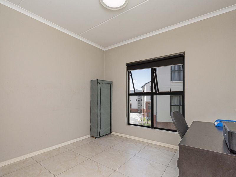 Full-Lifestyle Estate Living: 2-bed with Communal Gym, Pool & Clubhouse - Photo 10