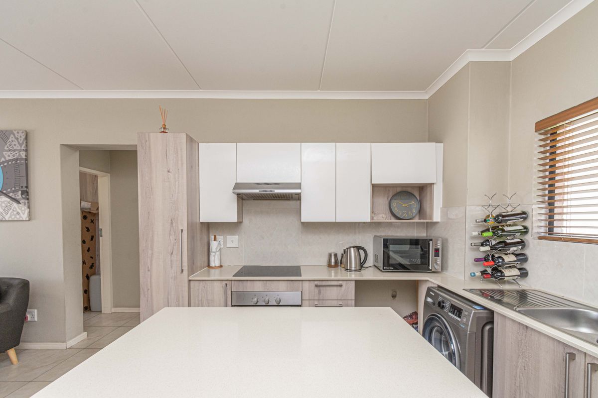 Full-Lifestyle Estate Living: 2-bed with Communal Gym, Pool & Clubhouse - Photo 2