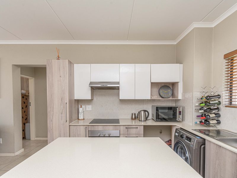 Full-Lifestyle Estate Living: 2-bed with Communal Gym, Pool & Clubhouse - Photo 2