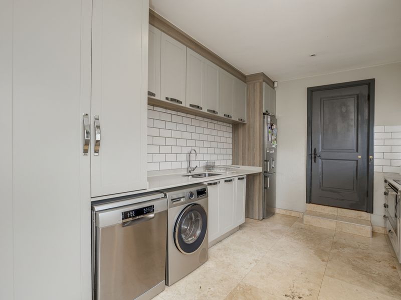 Elevated Elegance With Breathtaking Skyline Views - Photo 9