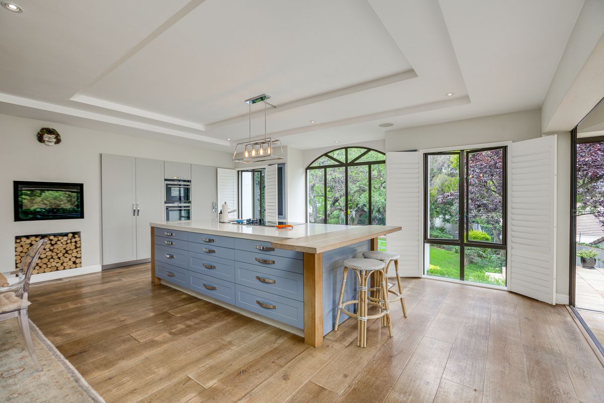 Elevated Elegance With Breathtaking Skyline Views - Photo 3