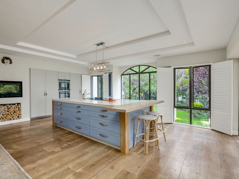 Elevated Elegance With Breathtaking Skyline Views - Photo 3