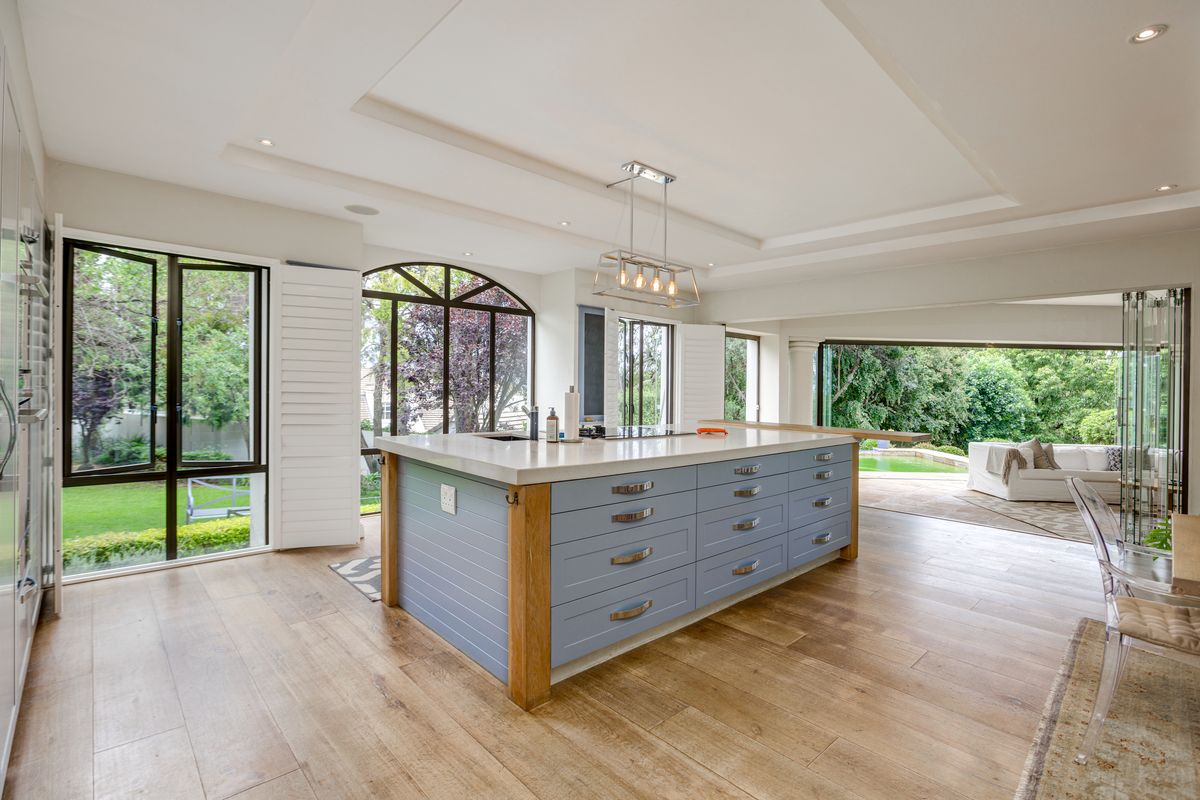 Elevated Elegance With Breathtaking Skyline Views - Photo 2