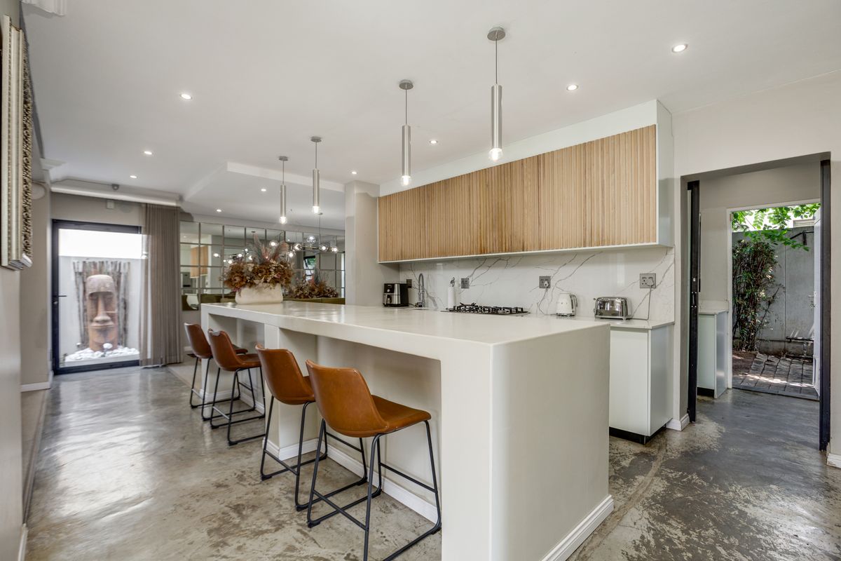 5 bedroom, 4.5 bathrooms modern home - Photo 2