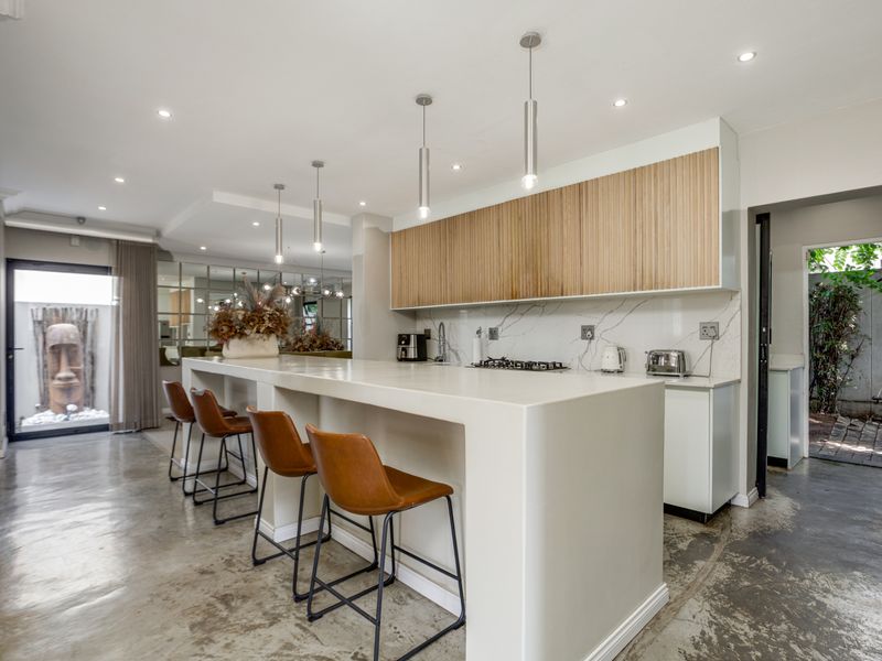 5 bedroom, 4.5 bathrooms modern home - Photo 2