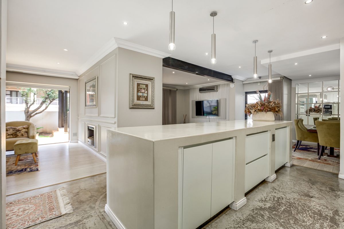5 bedroom, 4.5 bathrooms modern home - Photo 3