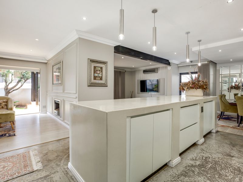 5 bedroom, 4.5 bathrooms modern home - Photo 3