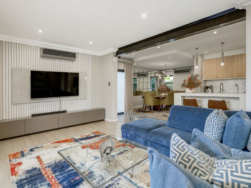 5 bedroom, 4.5 bathrooms modern home - Photo 7