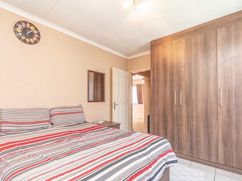 This 2-Bed, 2-Bath Gem With Serious Lifestyle Appeal | North Riding - Photo 8