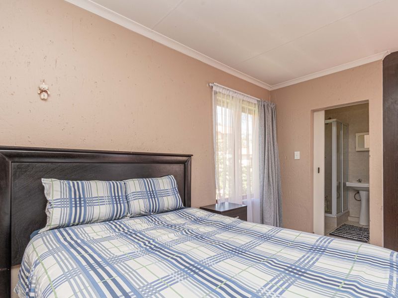 This 2-Bed, 2-Bath Gem With Serious Lifestyle Appeal | North Riding - Photo 10