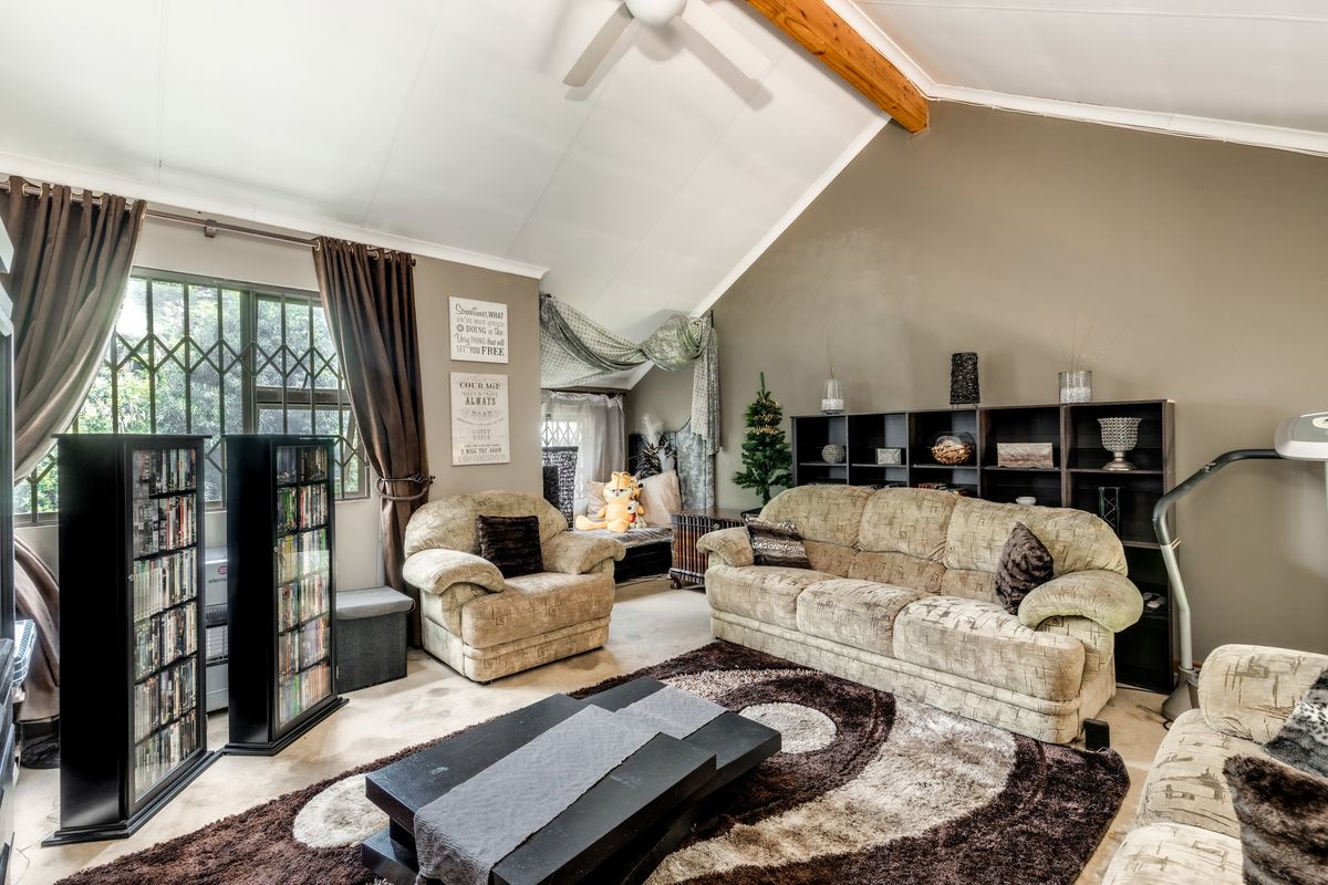 Private Townhouse with Garden Sanctuary and Loft - Photo 2