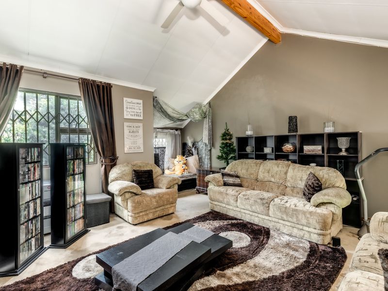 Private Townhouse with Garden Sanctuary and Loft - Photo 2