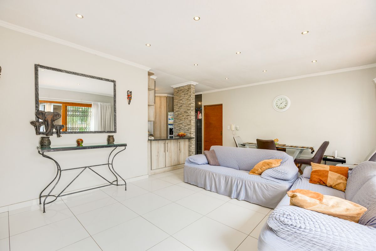 3 Bedroom 2 Bathroom Apartment for Sale in Paulshof - Photo 5