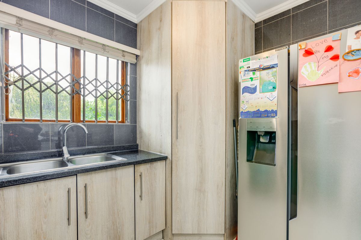 3 Bedroom 2 Bathroom Apartment for Sale in Paulshof - Photo 3