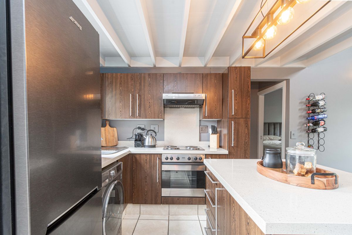 Sophisticated 1 bed, 1 bathroom loft apartment - Photo 3