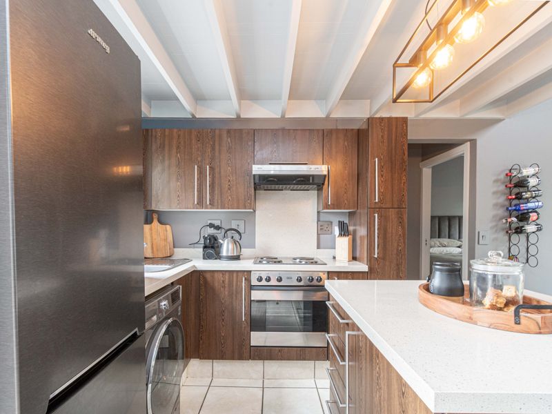 Sophisticated 1 bed, 1 bathroom loft apartment - Photo 3