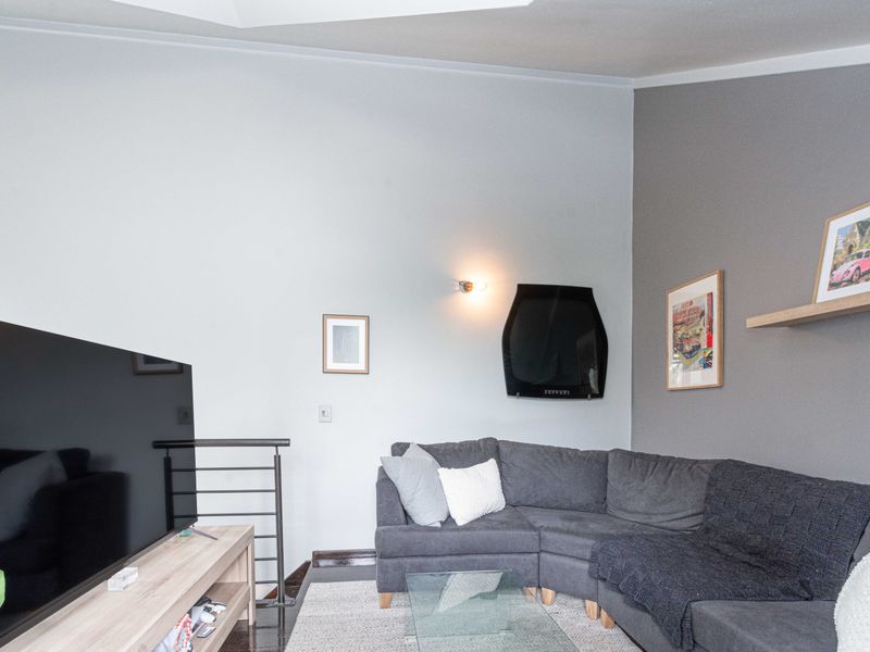 Sophisticated 1 bed, 1 bathroom loft apartment - Photo 9