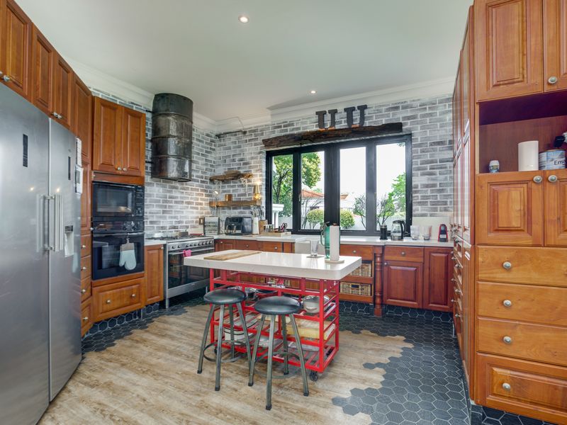 Wonderful family home in sought after Kingsbridge Manor Douglasdale - Photo 3