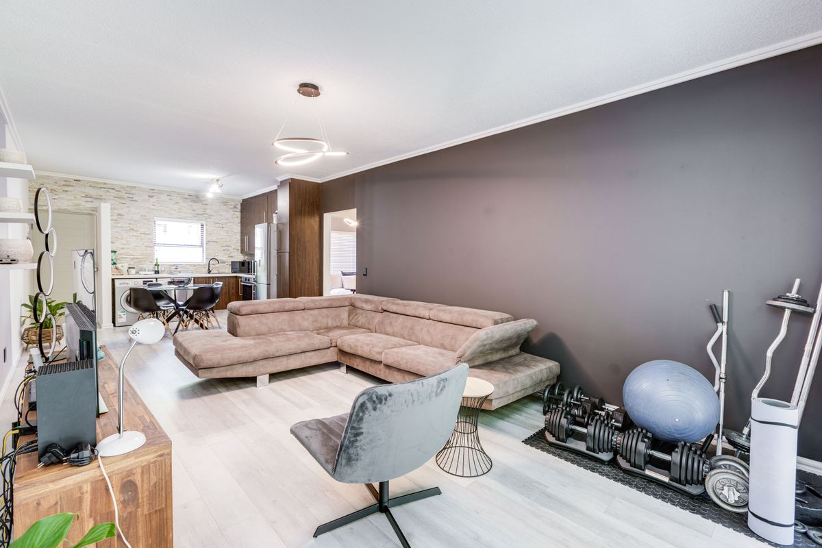 Two Bedroom One Bathroom Modern Garden Apartment - NO PETS ALLOWED - Photo 4