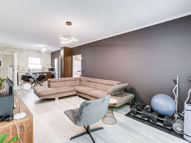 Two Bedroom One Bathroom Modern Garden Apartment - NO PETS ALLOWED - Photo 4