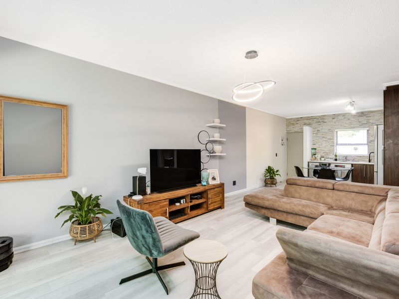 Two Bedroom One Bathroom Modern Garden Apartment - NO PETS ALLOWED - Photo 5