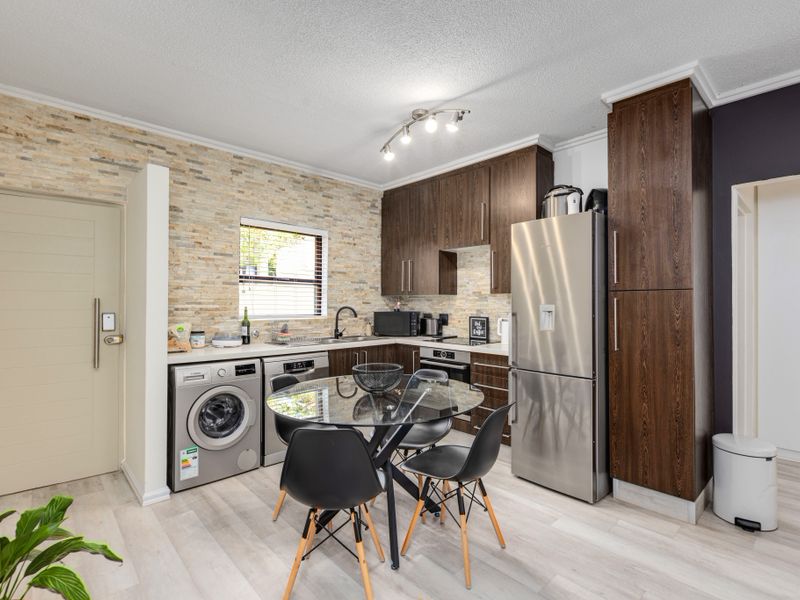 Two Bedroom One Bathroom Modern Garden Apartment - NO PETS ALLOWED - Photo 3