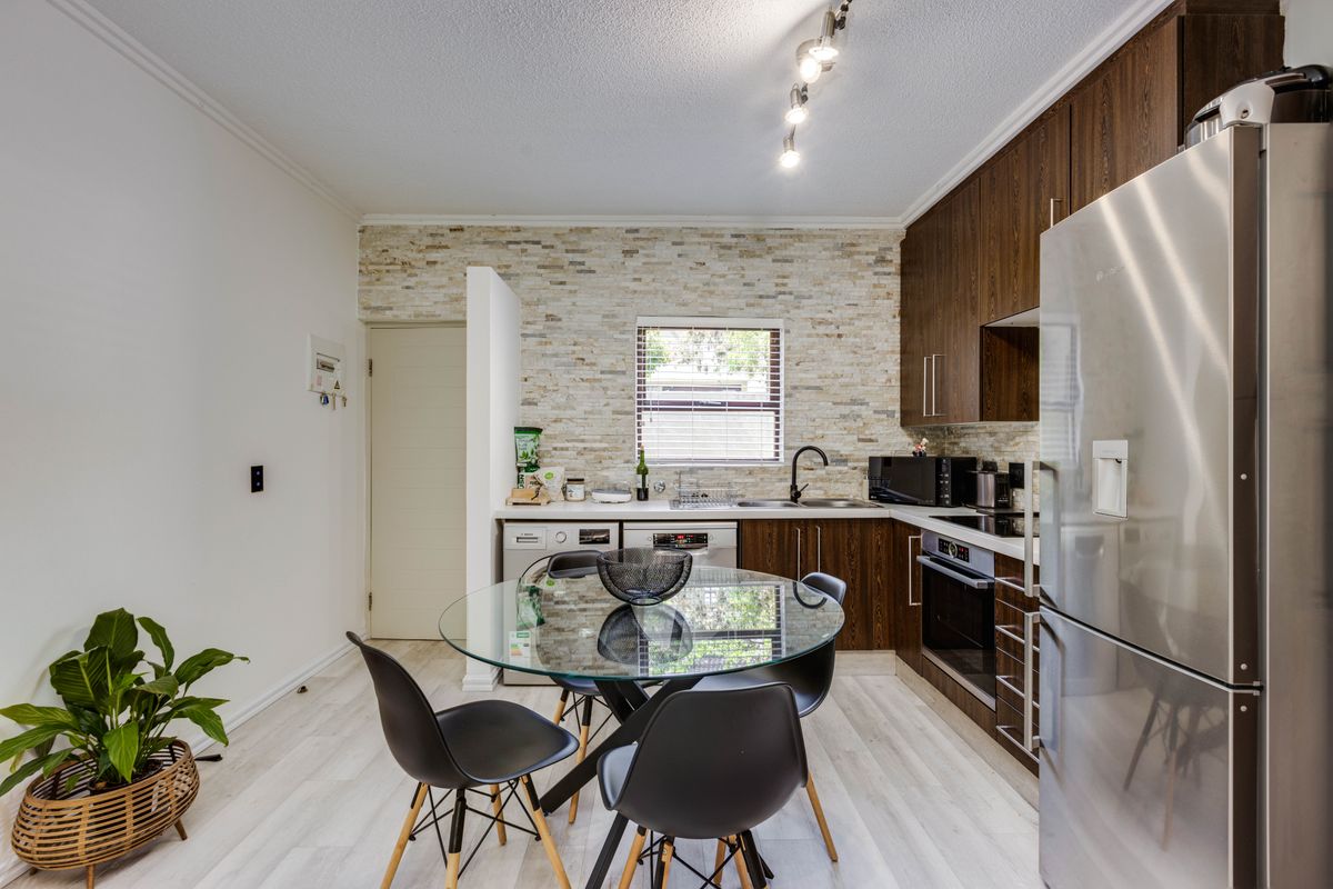 Two Bedroom One Bathroom Modern Garden Apartment - NO PETS ALLOWED - Photo 2