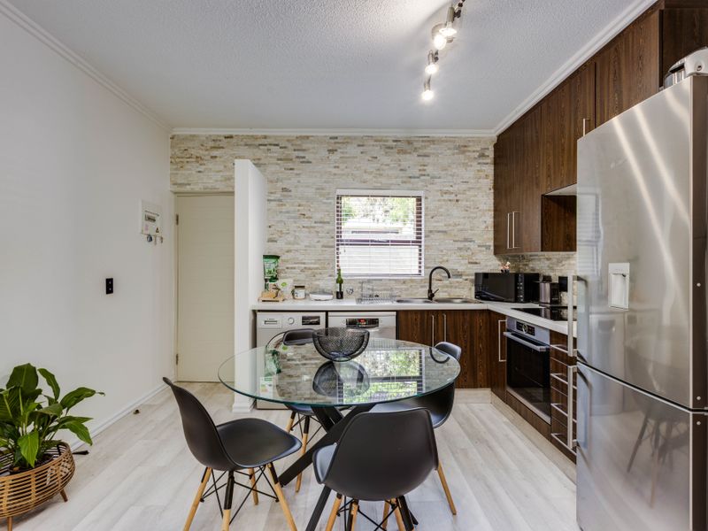 Two Bedroom One Bathroom Modern Garden Apartment - NO PETS ALLOWED - Photo 2