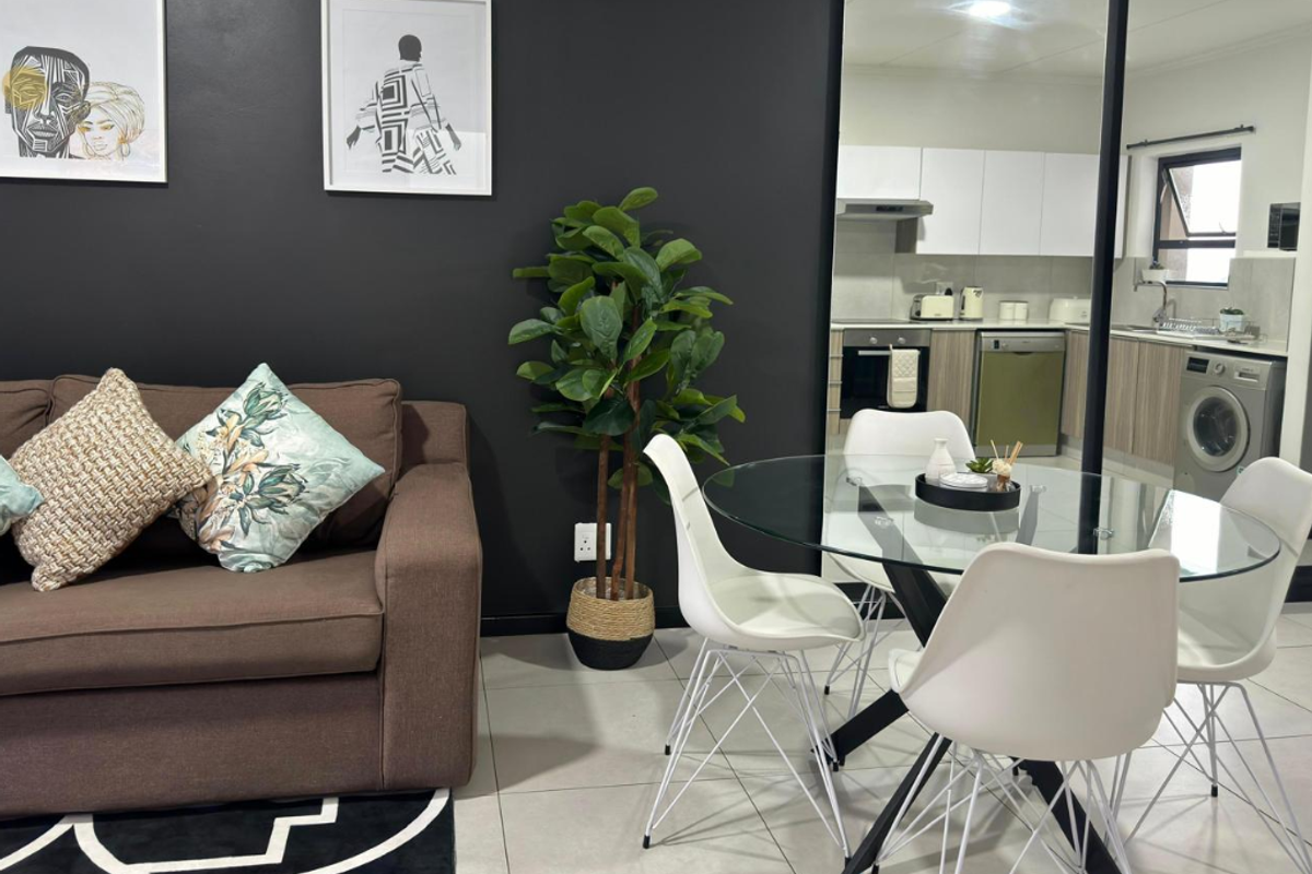 Two Bedroom Two Bathroom Fully Furnished Modern Apartment - Photo 3