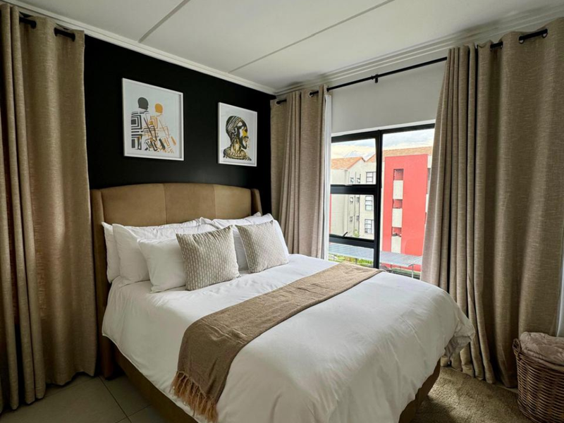 Two Bedroom Two Bathroom Fully Furnished Modern Apartment - Photo 7