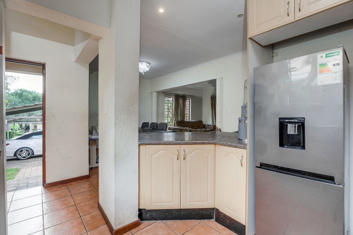 3 Bedroom townhouse in popular complex - Photo 3