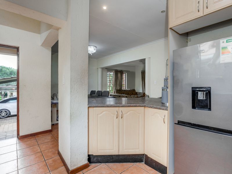 3 Bedroom townhouse in popular complex - Photo 3